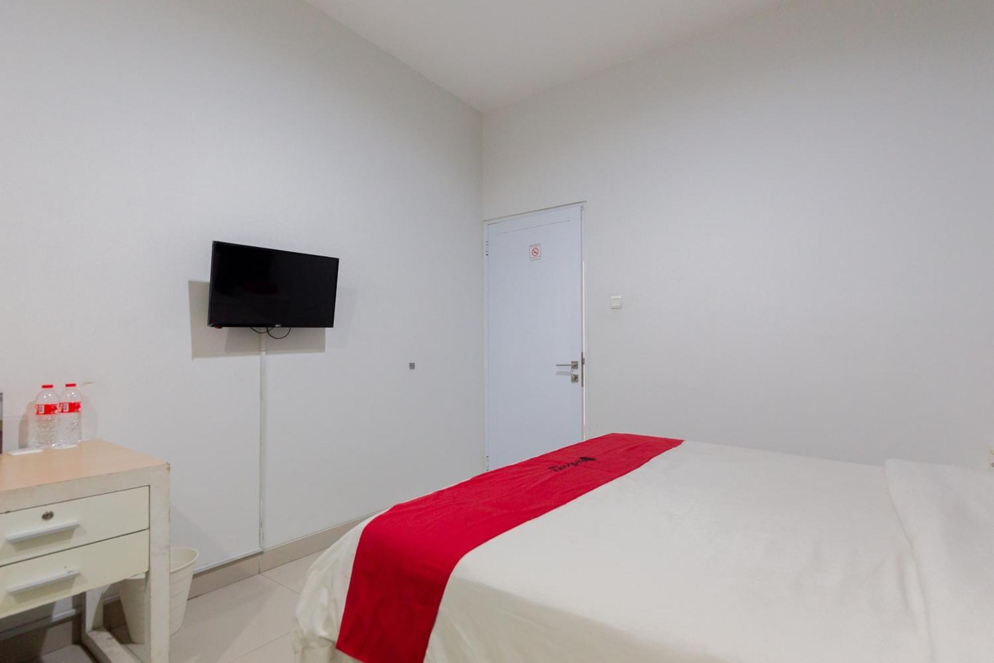 Hotel Reddoorz Plus Near Living Plaza Jababeka Cikarang Exterior foto