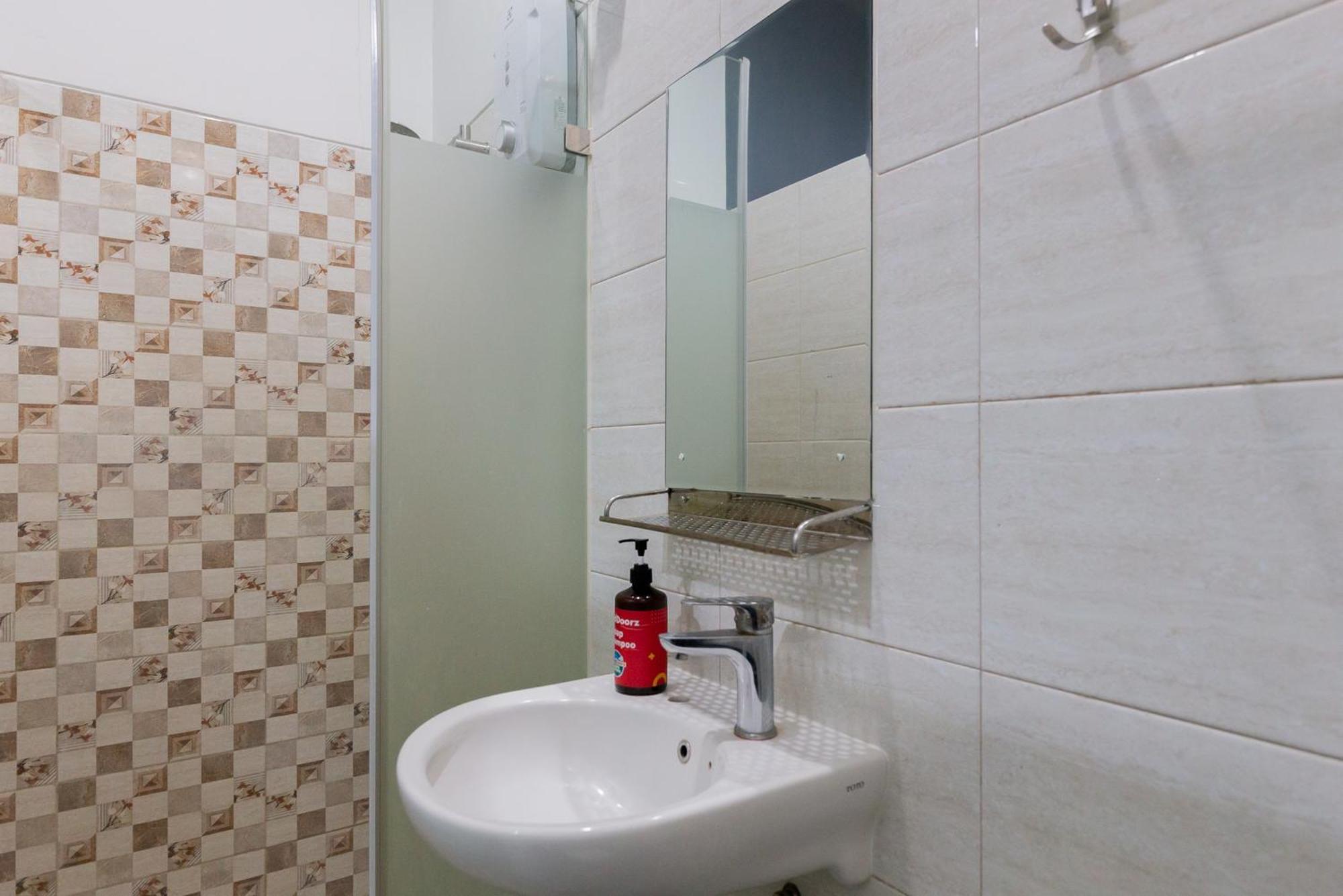 Reddoorz Plus Near Living Plaza Jababeka Cikarang Exterior foto