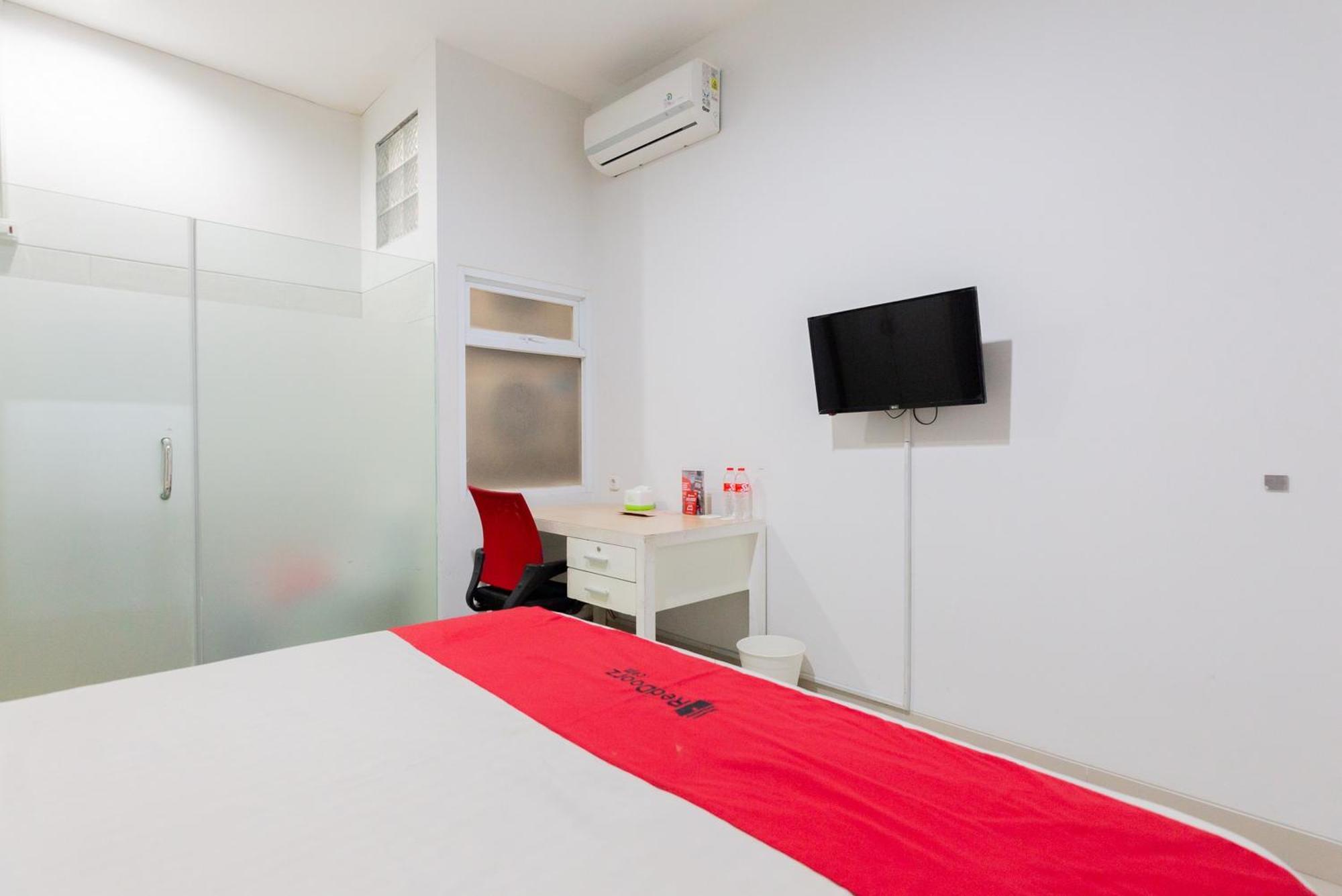 Hotel Reddoorz Plus Near Living Plaza Jababeka Cikarang Exterior foto