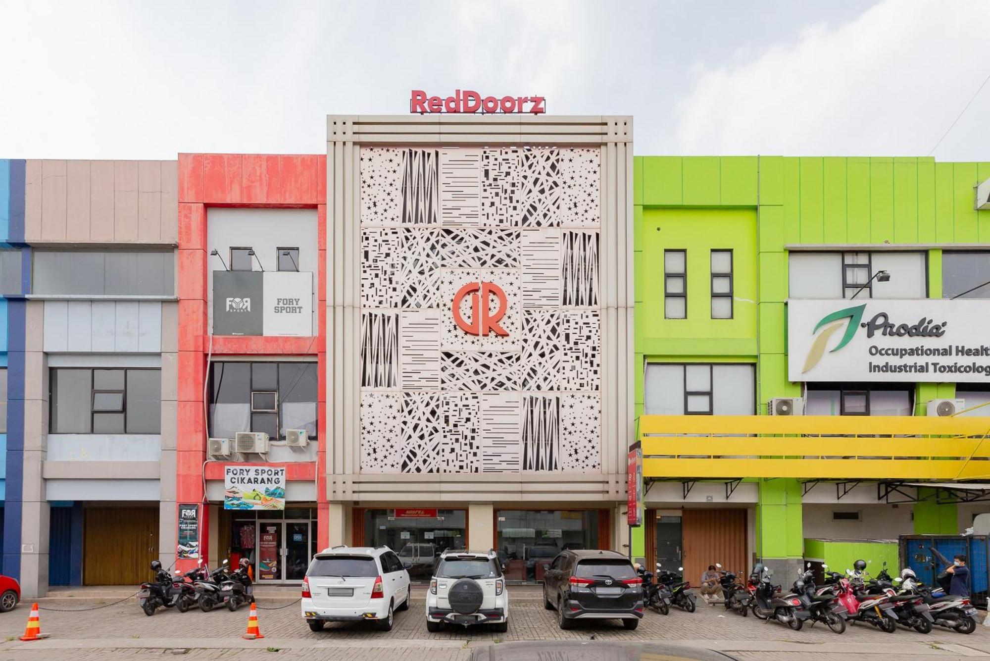 Hotel Reddoorz Plus Near Living Plaza Jababeka Cikarang Exterior foto