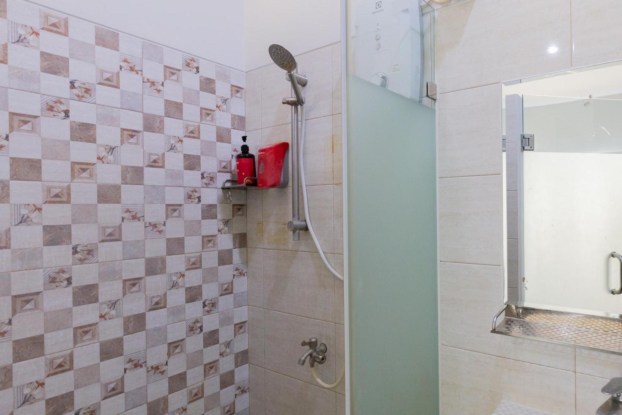 Reddoorz Plus Near Living Plaza Jababeka Cikarang Exterior foto