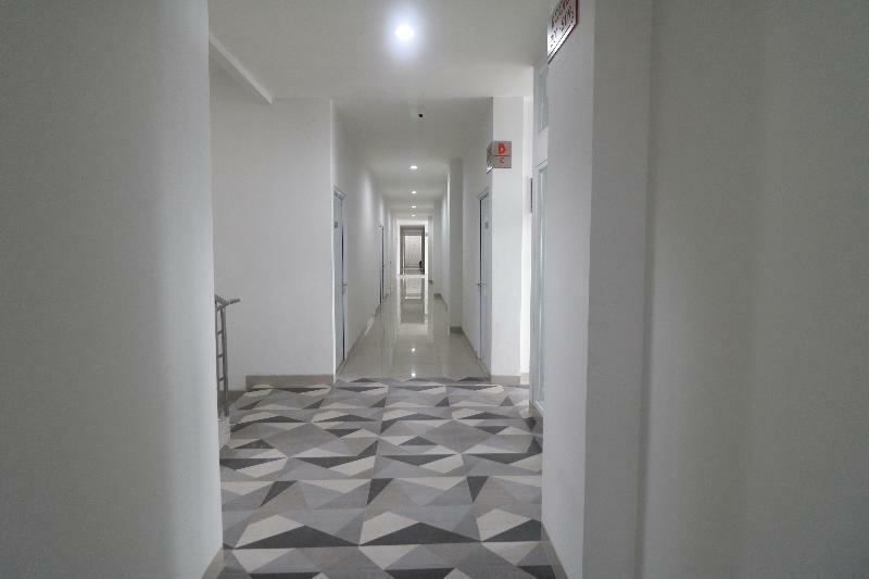 Hotel Reddoorz Plus Near Living Plaza Jababeka Cikarang Exterior foto